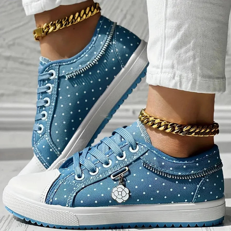 Sneakersy z siateczką, kwiatowym haftem i ozdobną zawieszką - Błękitny