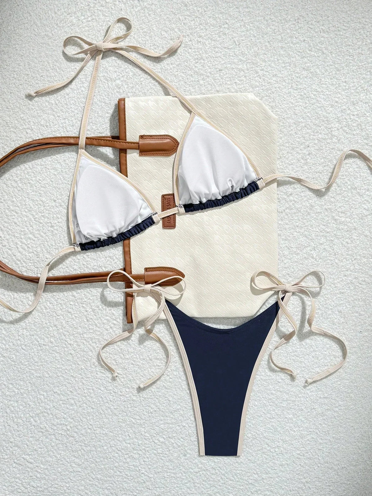 Granatowe dwuczęściowe bikini trójkątne z kontrastowym wykończeniem