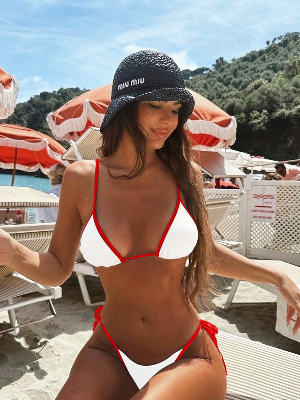Granatowe dwuczęściowe bikini trójkątne z kontrastowym wykończeniem - Czerwony/Biały