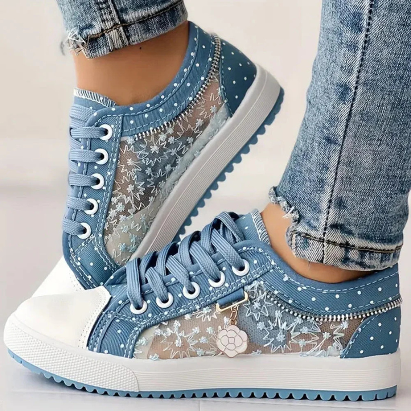 Sneakersy z siateczką, kwiatowym haftem i ozdobną zawieszką - Jasnoniebieski