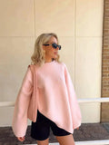 Delikatnoróżowy sweter oversize z okrągłym dekoltem