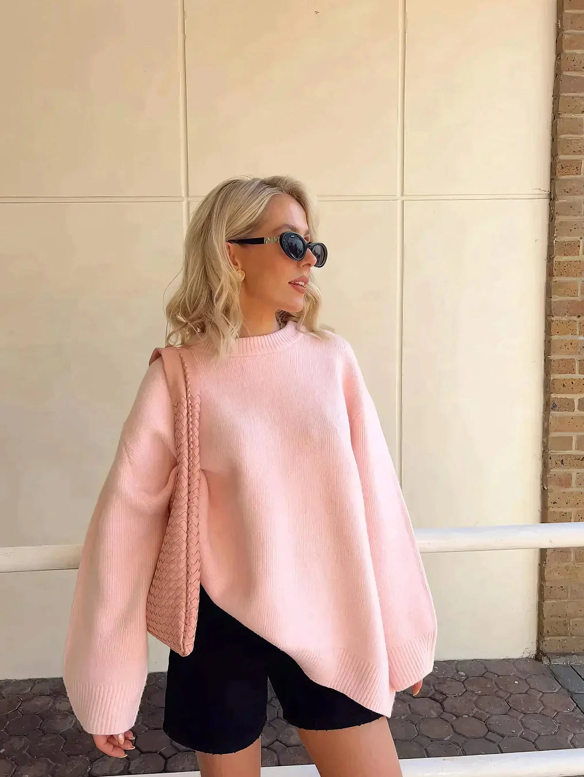 Delikatnoróżowy sweter oversize z okrągłym dekoltem