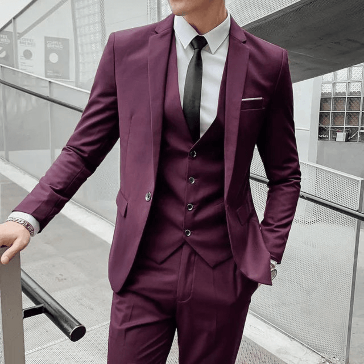 Męski garnitur formalny o klasycznym, eleganckim fasonie - Bordowy