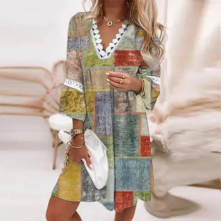 Krótka sukienka boho z haftami i dekoltem w serek - Brązowy