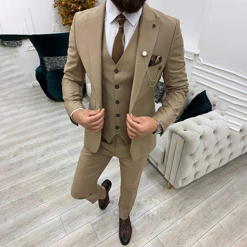 Klasyczny całoroczny garnitur męski o eleganckim kroju
