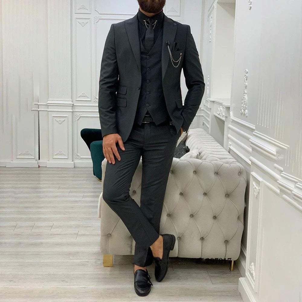 Klasyczny całoroczny garnitur męski o eleganckim kroju