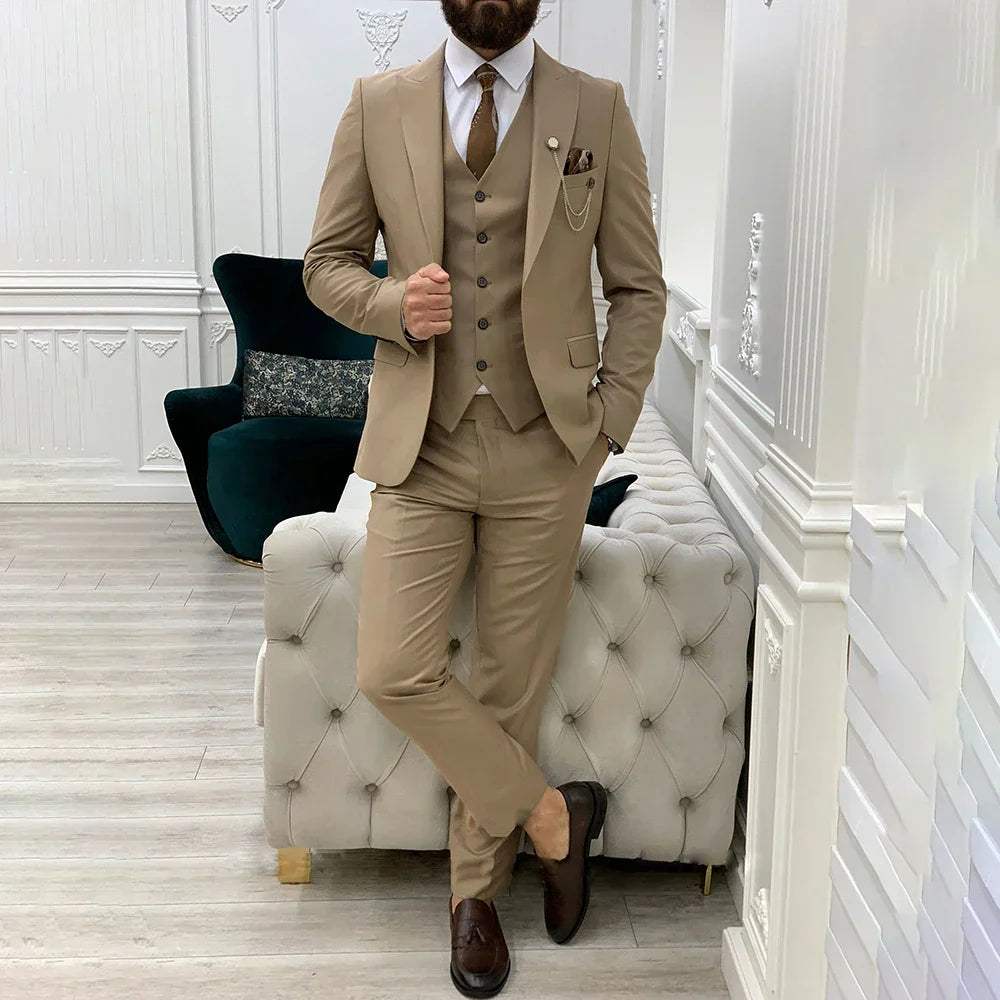 Klasyczny całoroczny garnitur męski o eleganckim kroju