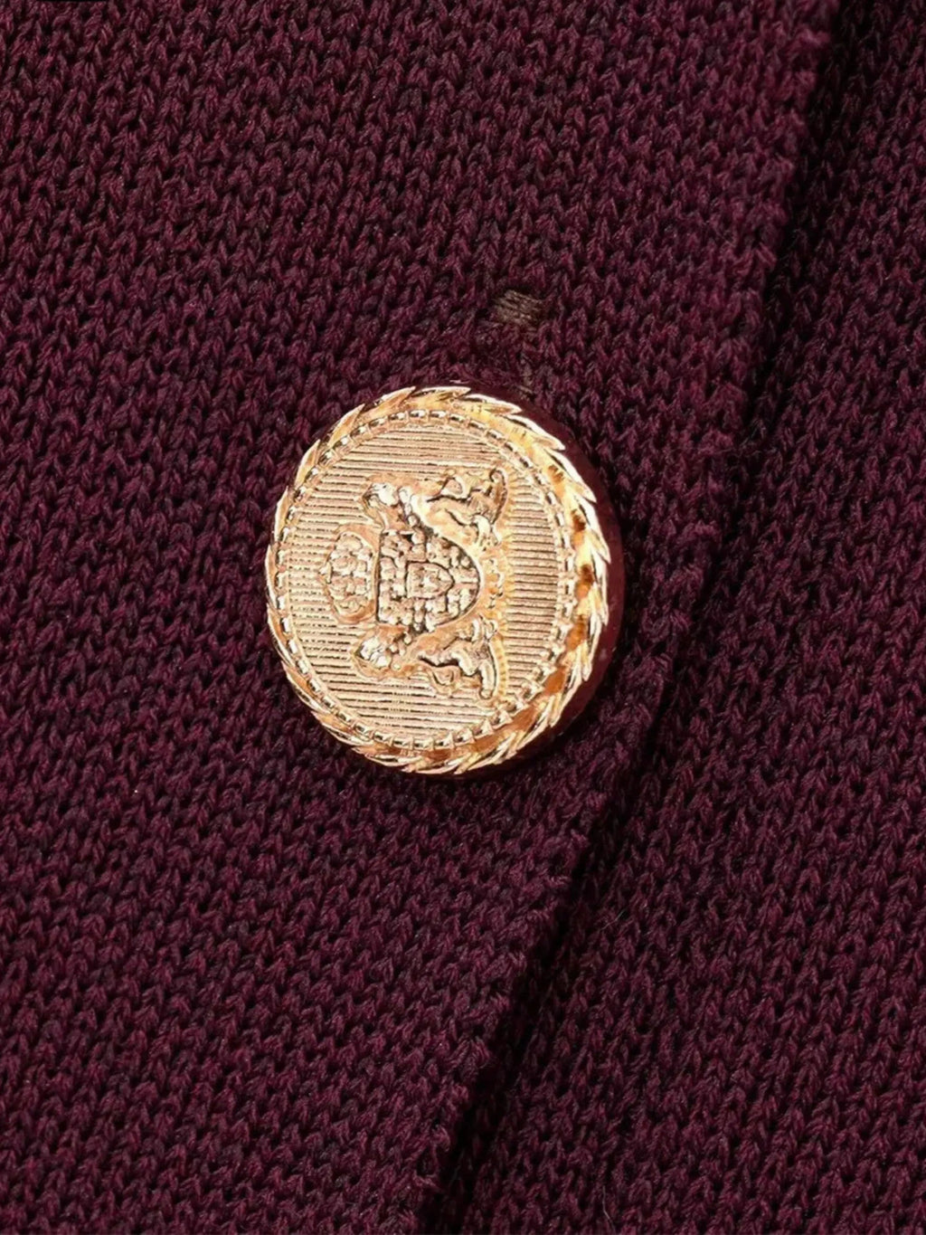 Elegancki sweter z ozdobnymi guzikami i kieszeniami