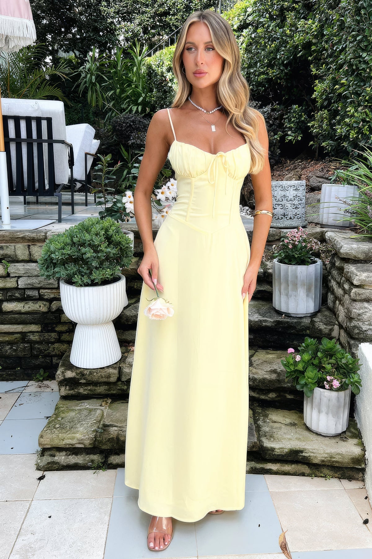 Elegancka letnia sukienka maxi z lekkiej tkaniny