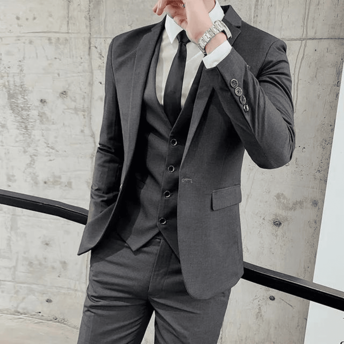 Męski garnitur formalny o klasycznym, eleganckim fasonie - Szary