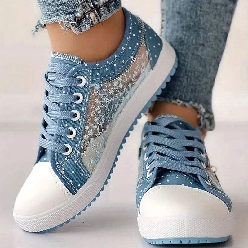 Sneakersy z siateczką, kwiatowym haftem i ozdobną zawieszką