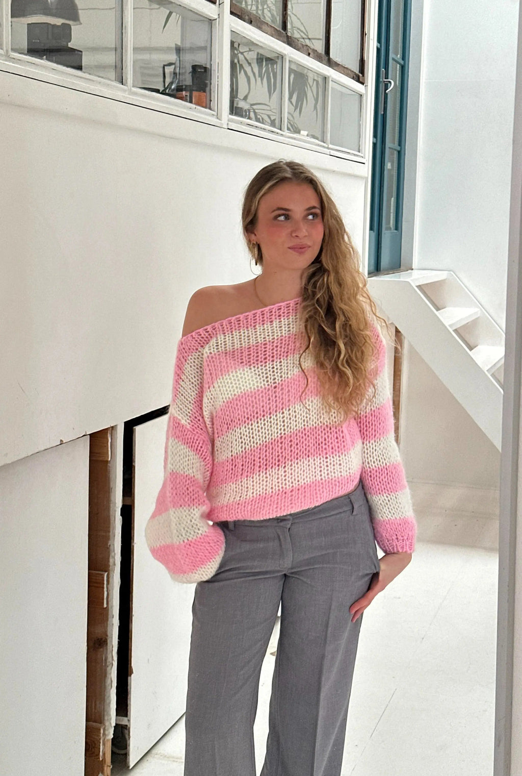 Luźny sweter w paski z szerokimi rękawami