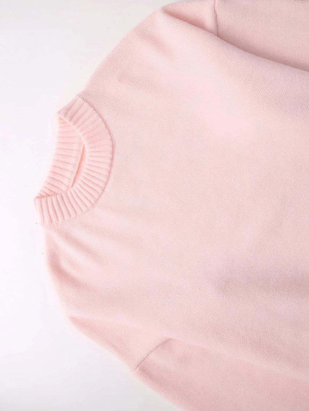 Delikatnoróżowy sweter oversize z okrągłym dekoltem