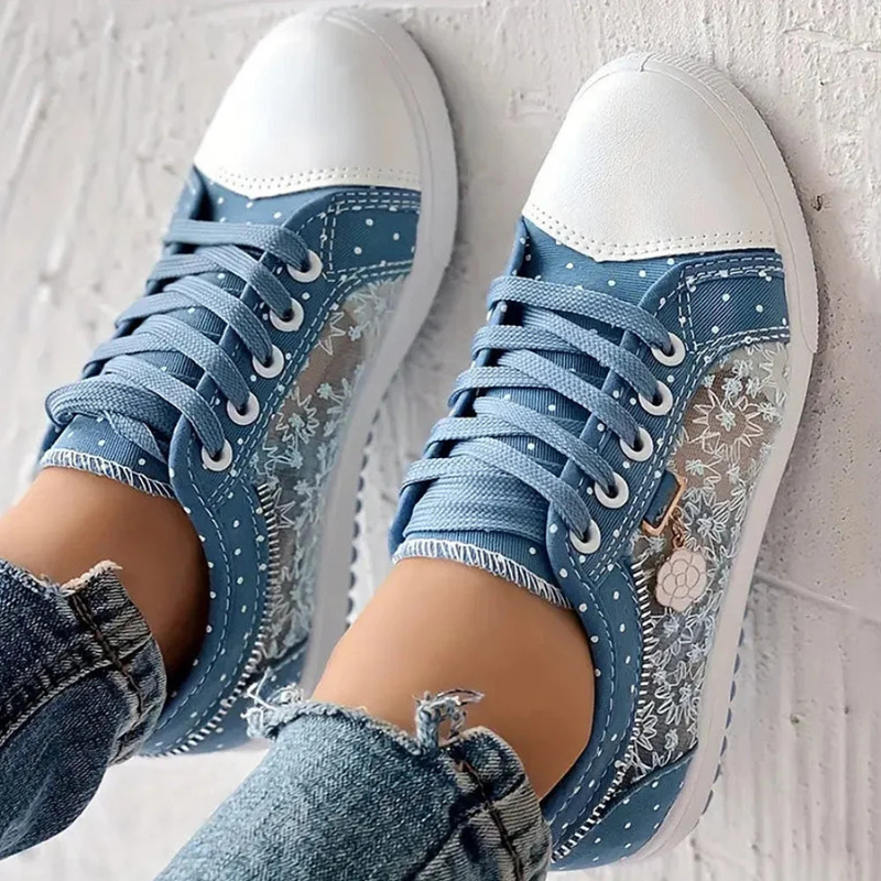 Sneakersy z siateczką, kwiatowym haftem i ozdobną zawieszką