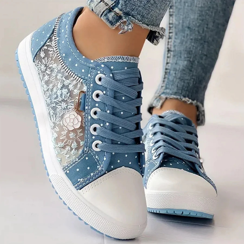 Sneakersy z siateczką, kwiatowym haftem i ozdobną zawieszką