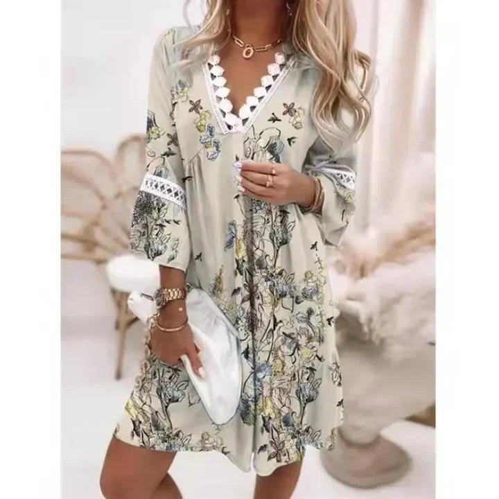 Krótka sukienka boho z haftami i dekoltem w serek - Jasnoszary