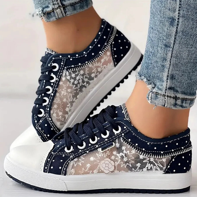 Sneakersy z siateczką, kwiatowym haftem i ozdobną zawieszką - Granatowy