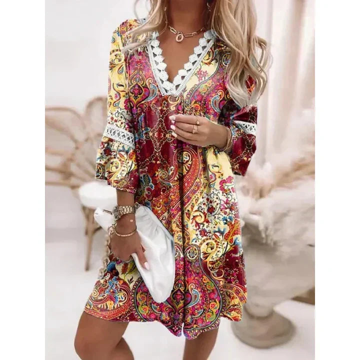 Krótka sukienka boho z haftami i dekoltem w serek - Ciemnoczerwony