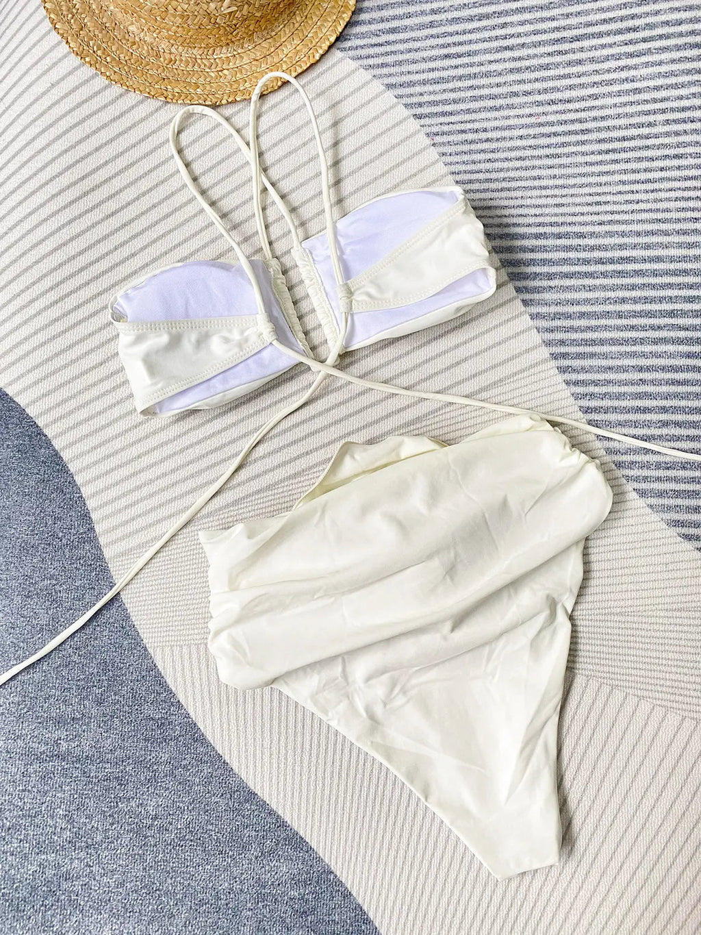 Dwuczęściowe bikini halter z kwiatowym detalem