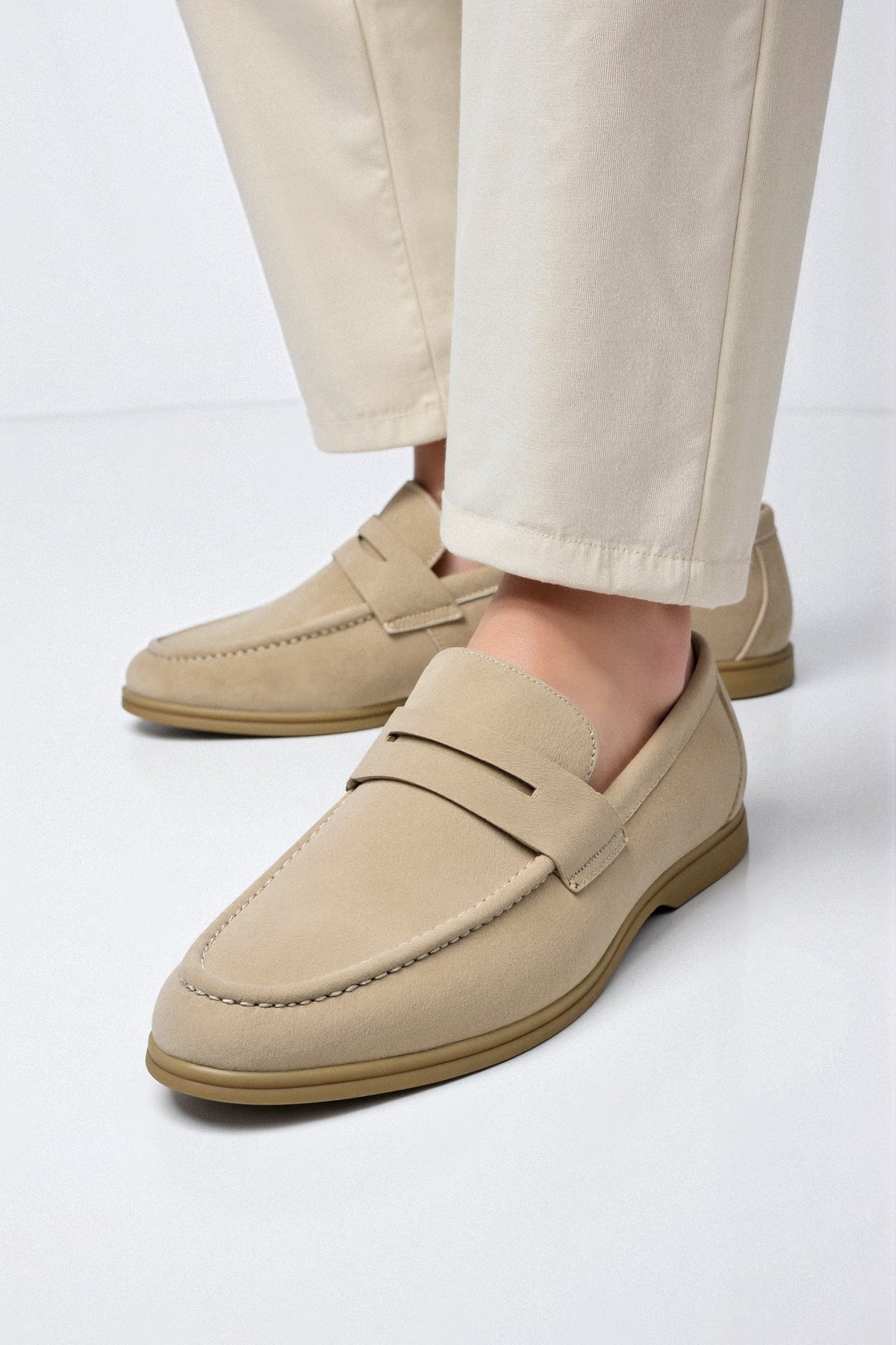 Beżowe męskie loafersy wsuwane z eleganckim wykończeniem