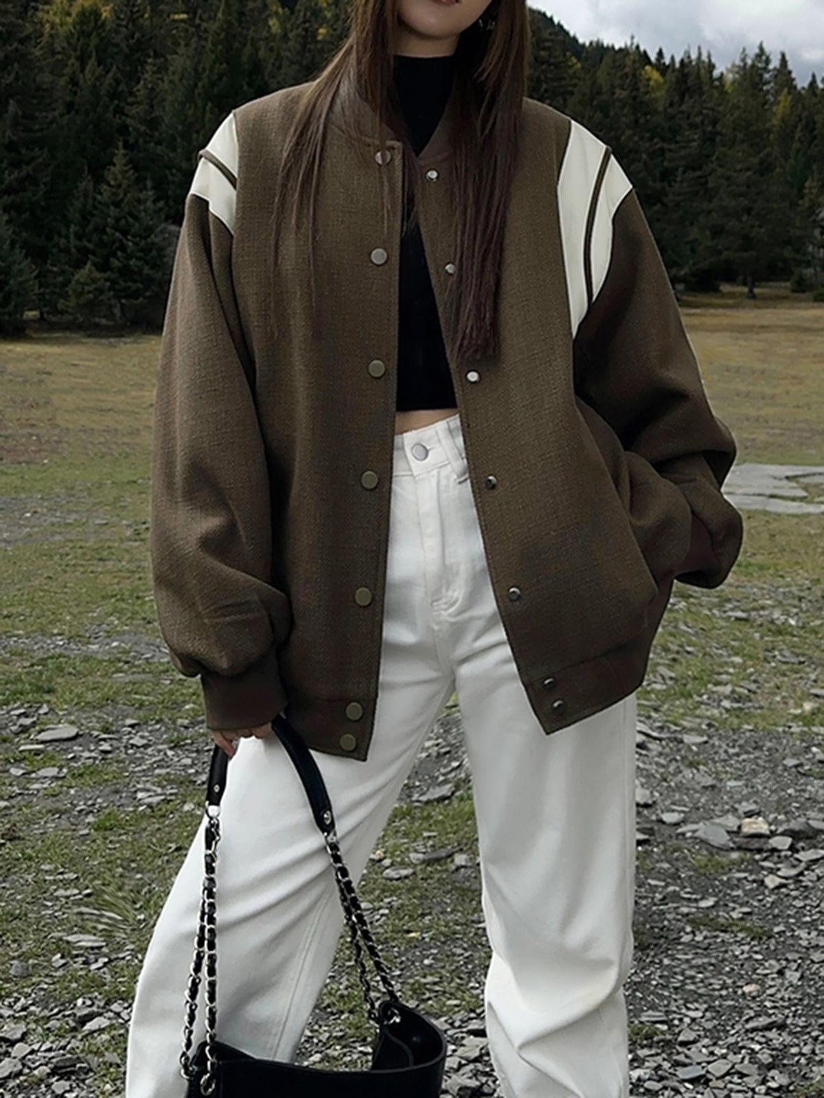 Kurtka varsity oversize w stylu retro z kontrastowymi rękawami - Zielony wojskowy