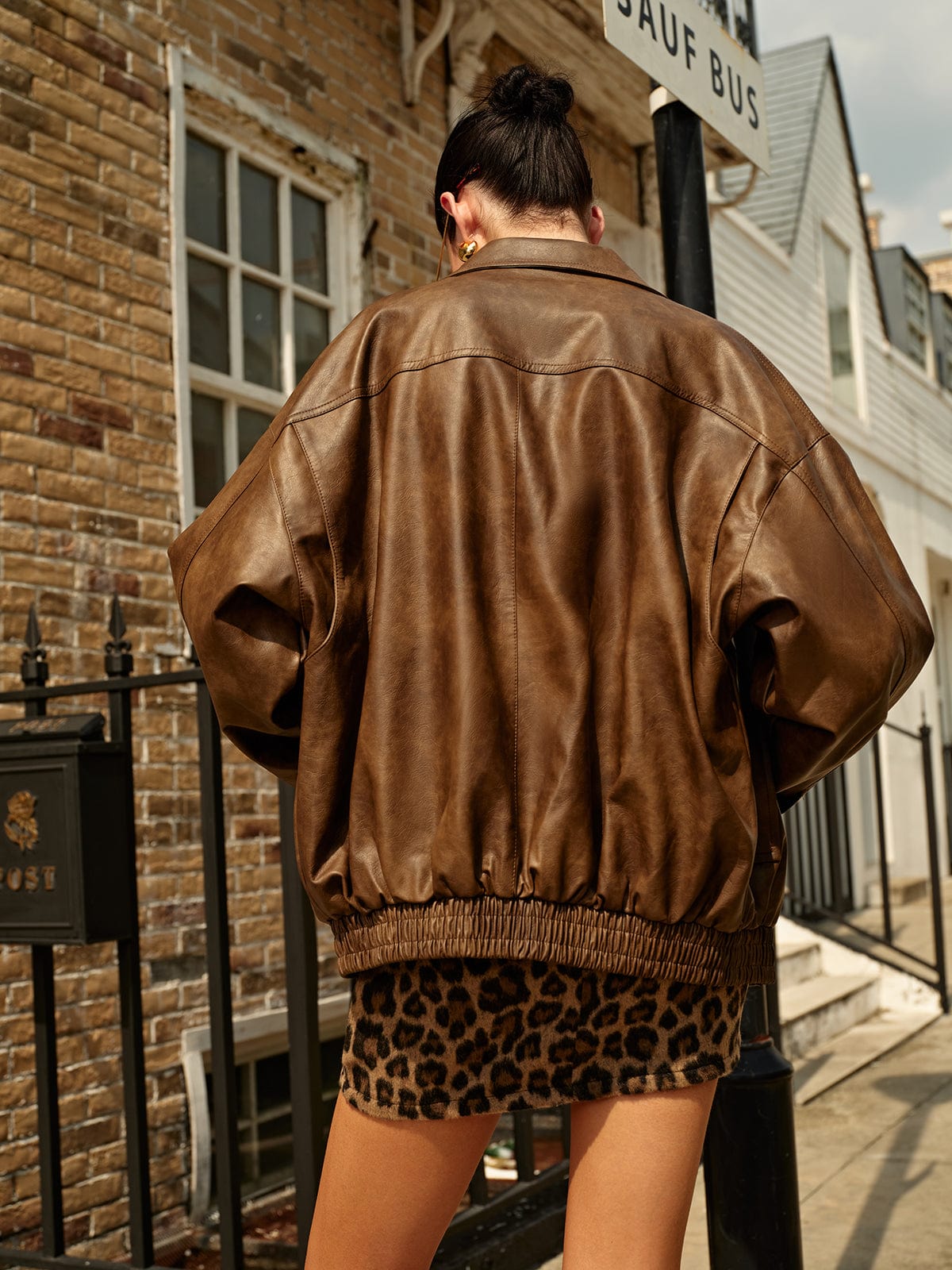 Oversize’owy zestaw streetwear z kurtką o skórzanym wykończeniu