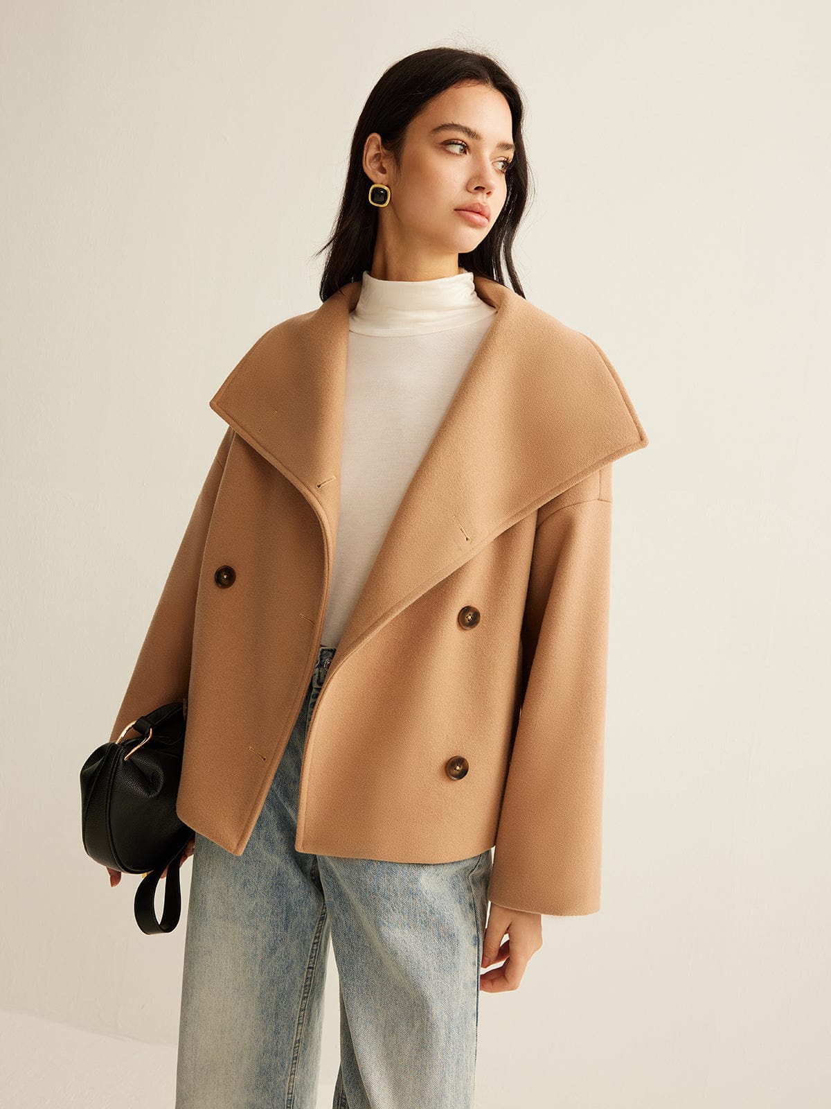 Krótki płaszcz oversize w odcieniu camel