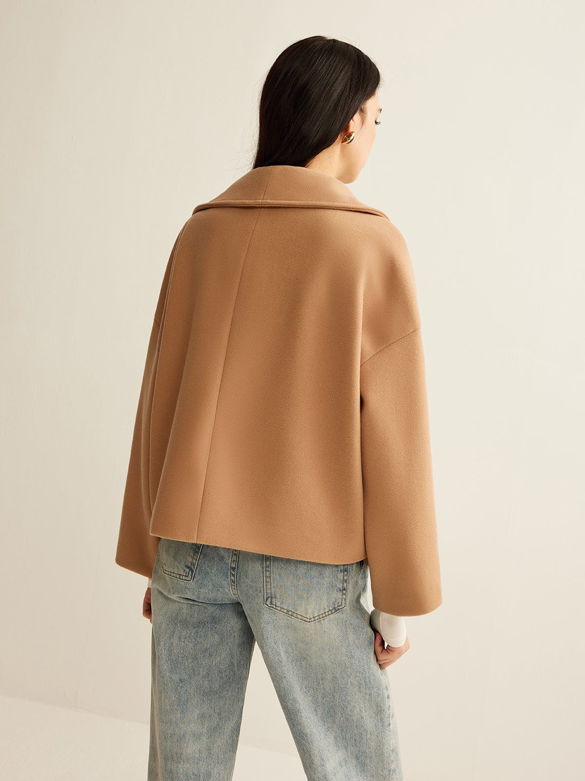 Krótki płaszcz oversize w odcieniu camel