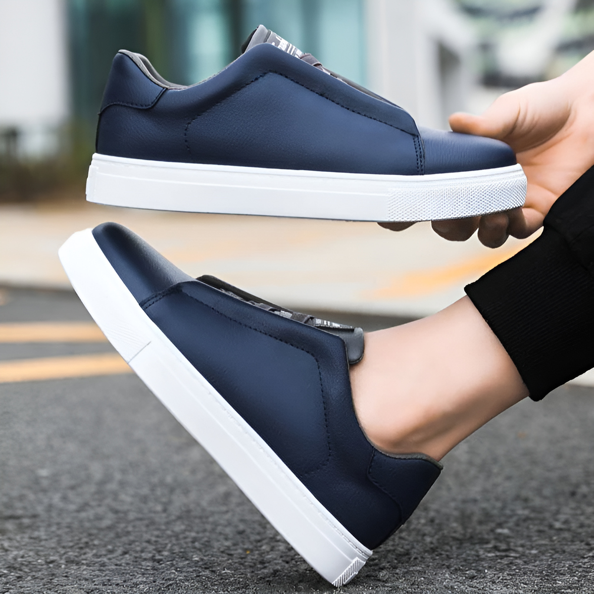 Białe skórzane sneakersy męskie o minimalistycznym fasonie