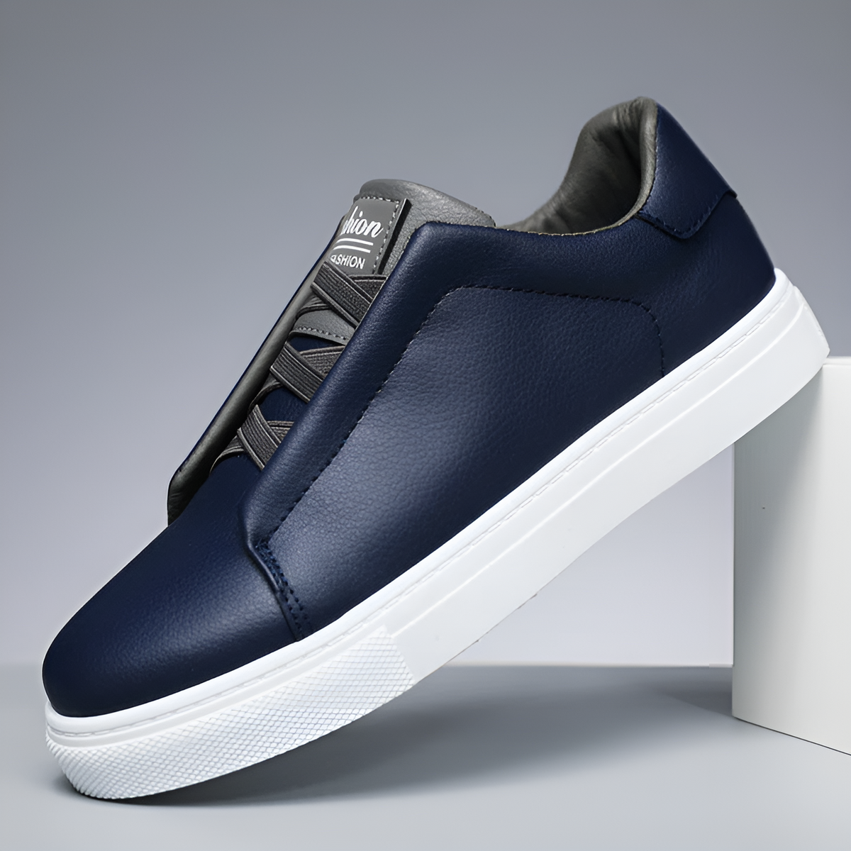 Białe skórzane sneakersy męskie o minimalistycznym fasonie