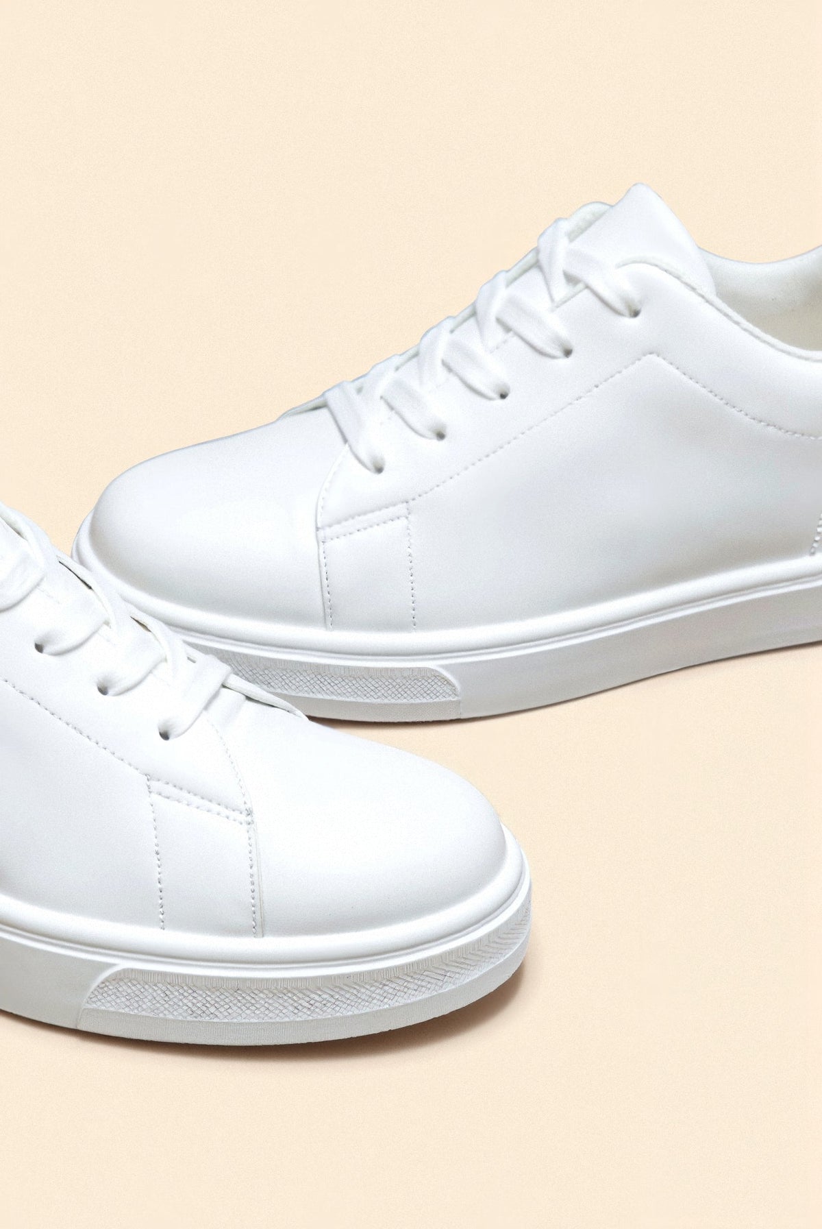 Białe minimalistyczne sneakersy o niskim fasonie