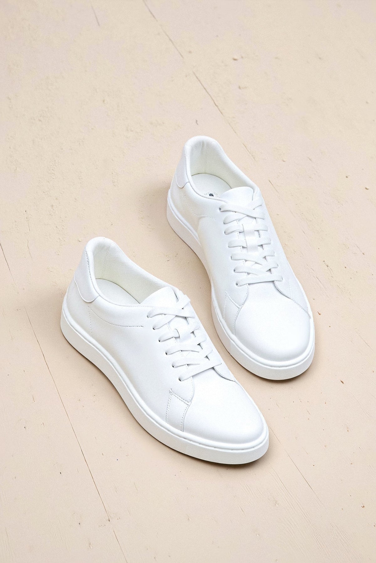 Białe minimalistyczne sneakersy o niskim fasonie