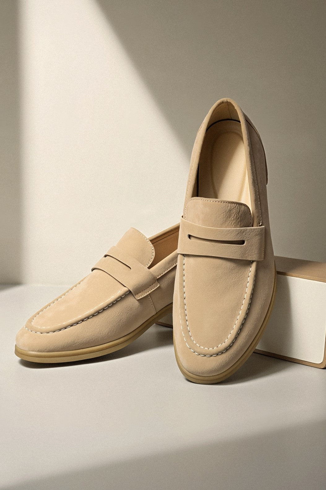 Beżowe męskie loafersy wsuwane z eleganckim wykończeniem - Beżowy