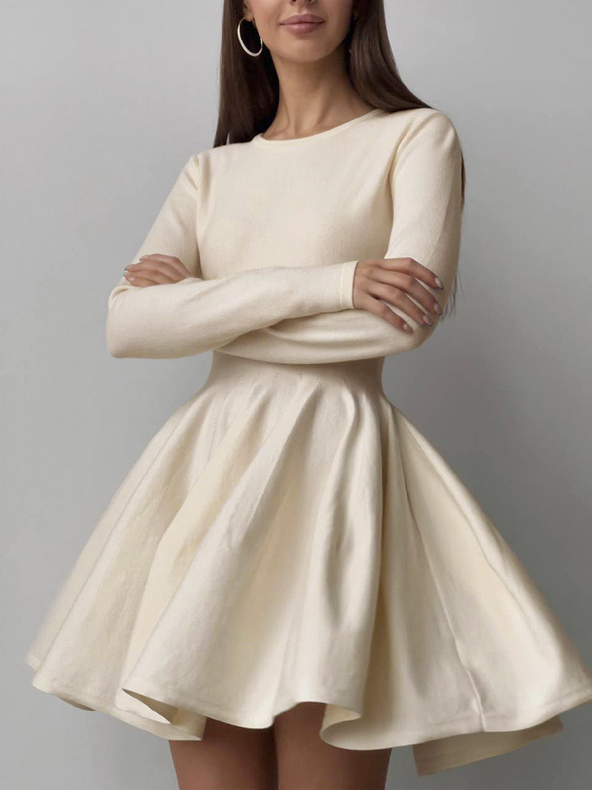 Rozkloszowana sukienka z plisowaną spódnicą i długimi rękawami - Off-White