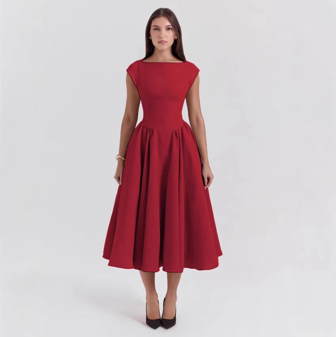 Elegancka sukienka midi o dopasowanym kroju z krótkim rękawem - Czerwony