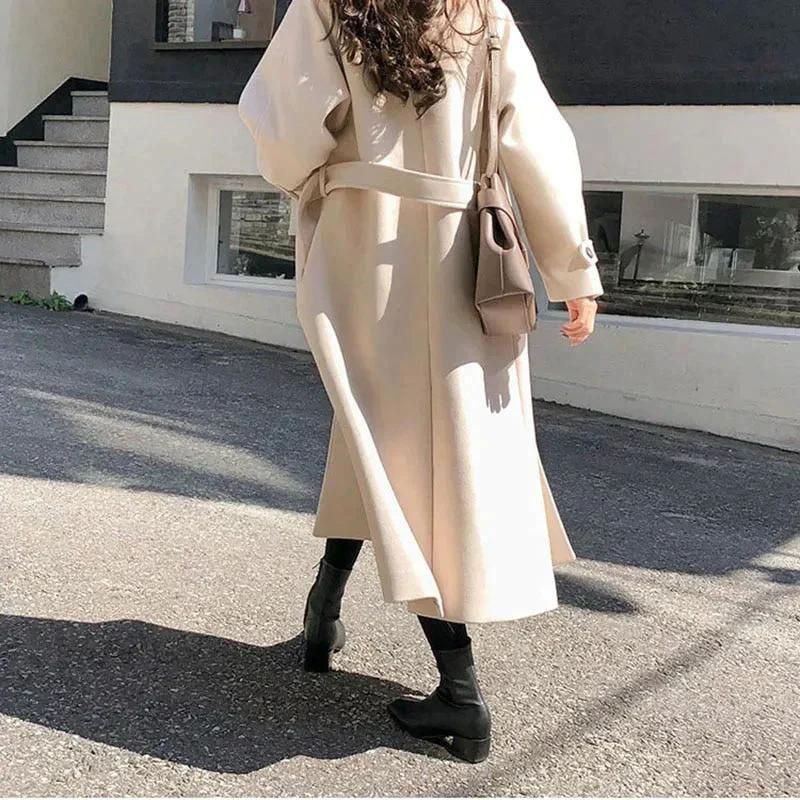 Długi płaszcz damski o eleganckim, dopasowanym kroju