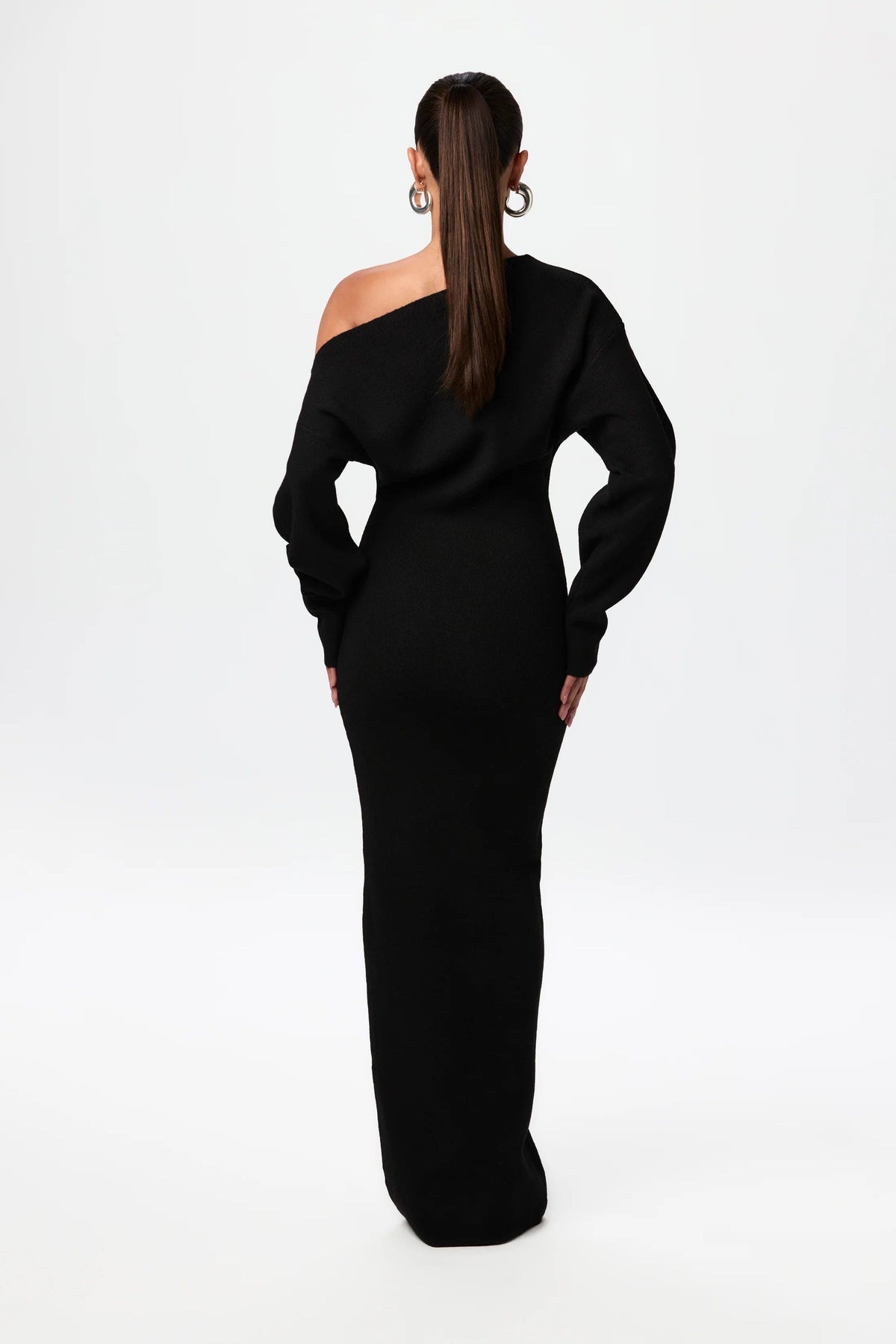 Dzianinowa sukienka maxi o luźnym, eleganckim fasonie