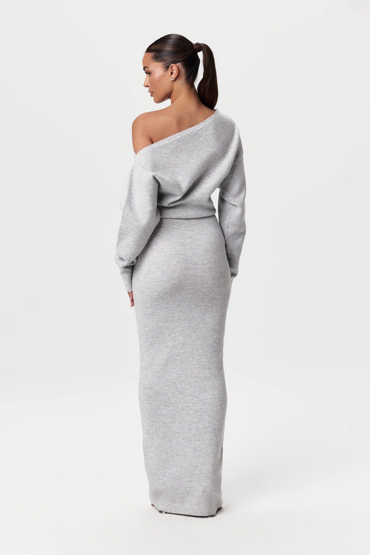 Dzianinowa sukienka maxi o luźnym, eleganckim fasonie