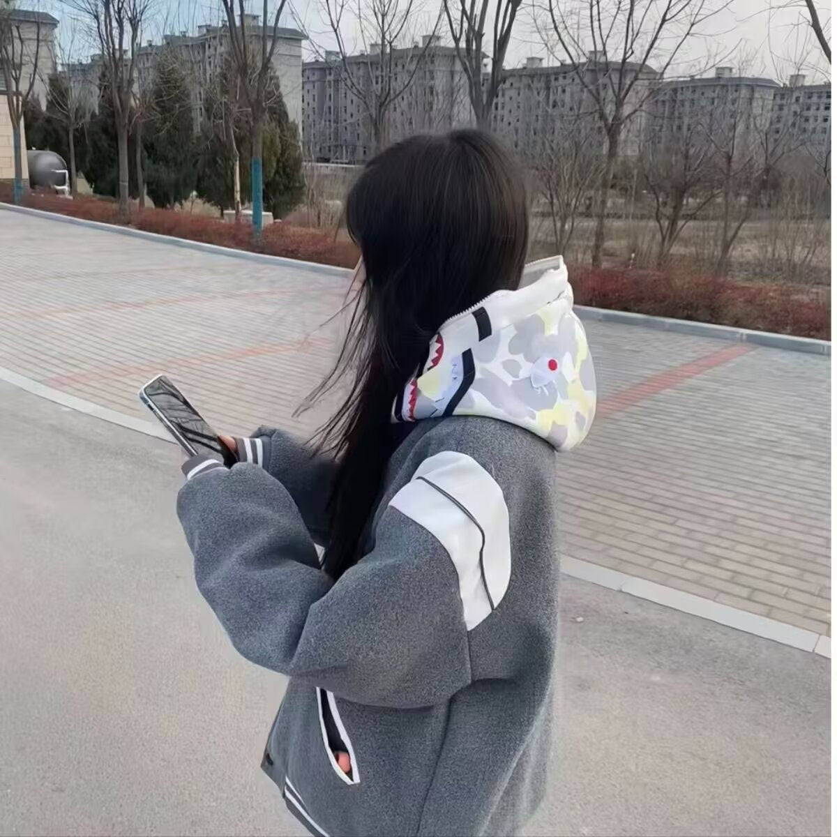 Kurtka varsity oversize w stylu retro z kontrastowymi rękawami - Szary