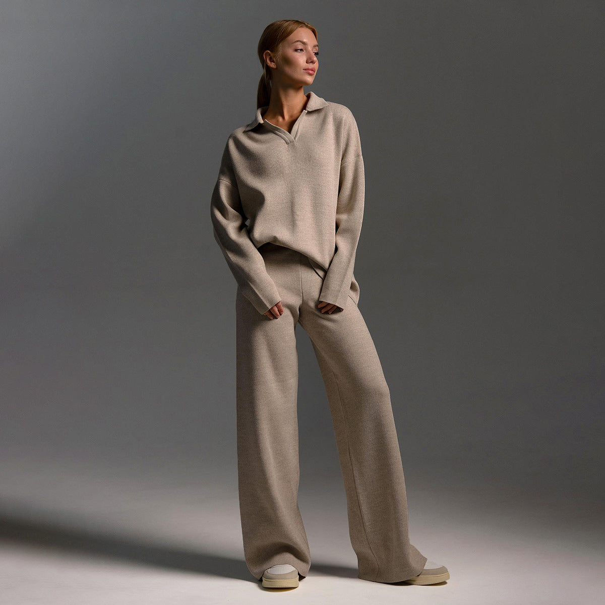 Piaskowy dres damski z oversize’owym swetrem polo i szerokimi spodniami