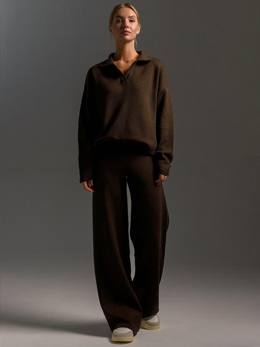 Piaskowy dres damski z oversize’owym swetrem polo i szerokimi spodniami