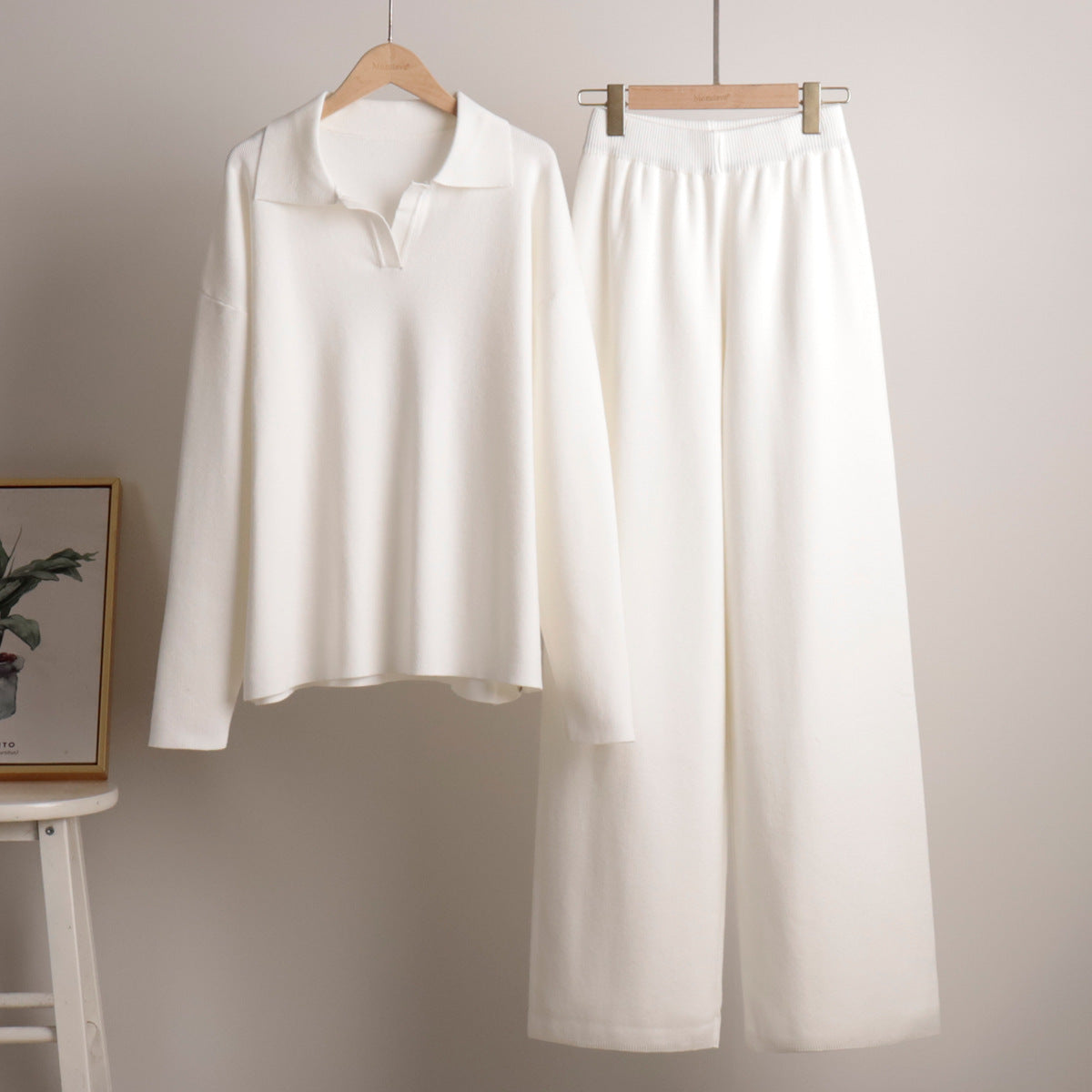 Piaskowy dres damski z oversize’owym swetrem polo i szerokimi spodniami