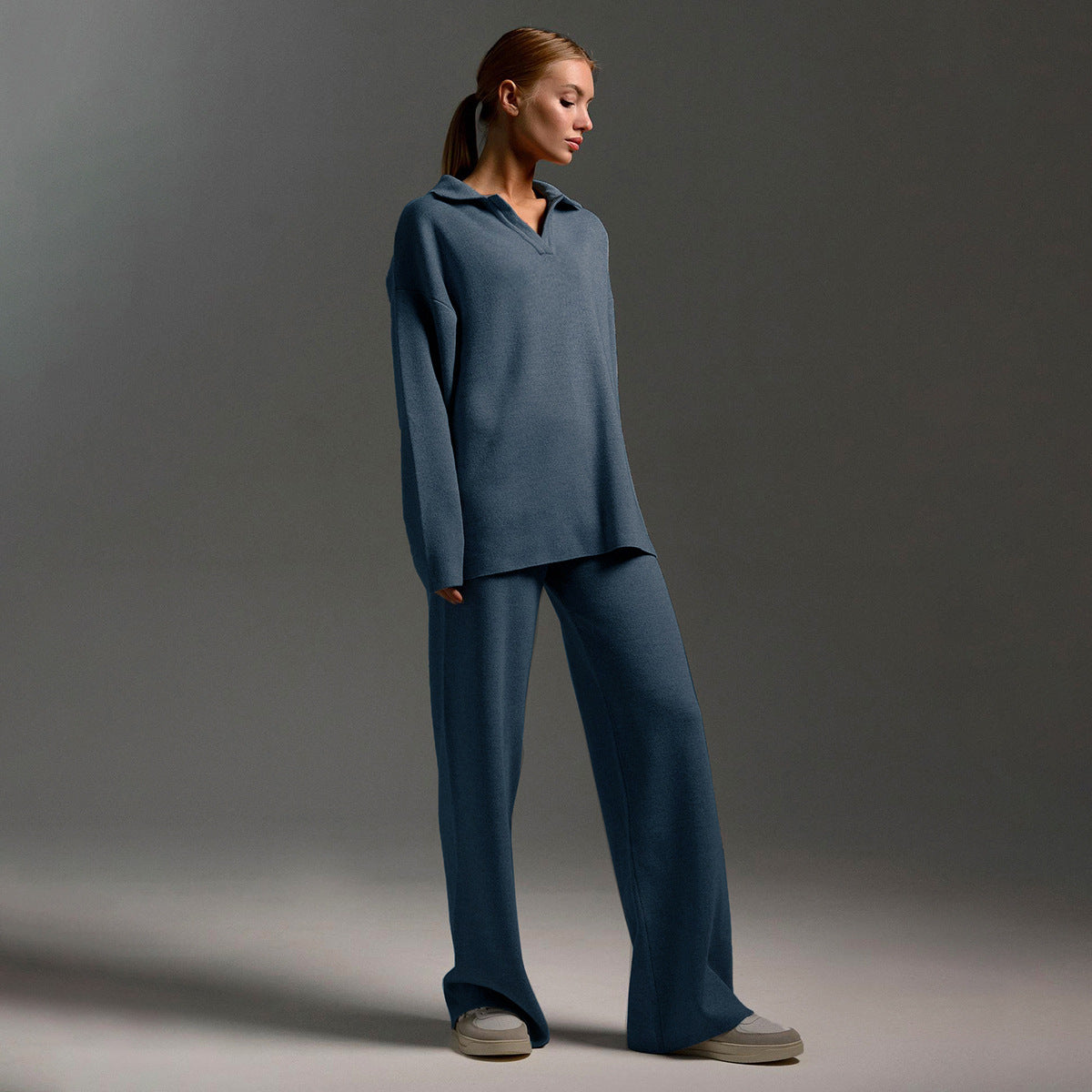 Piaskowy dres damski z oversize’owym swetrem polo i szerokimi spodniami