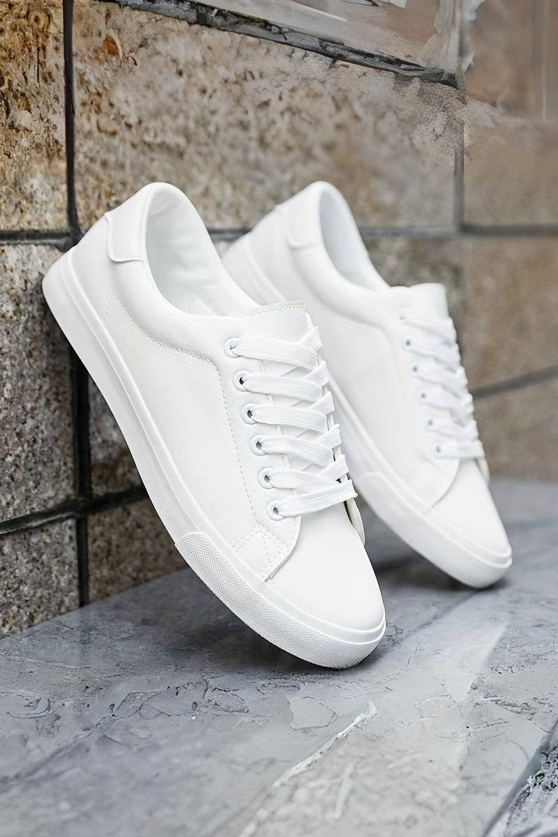 Białe niskie sneakersy ze skóry ekologicznej