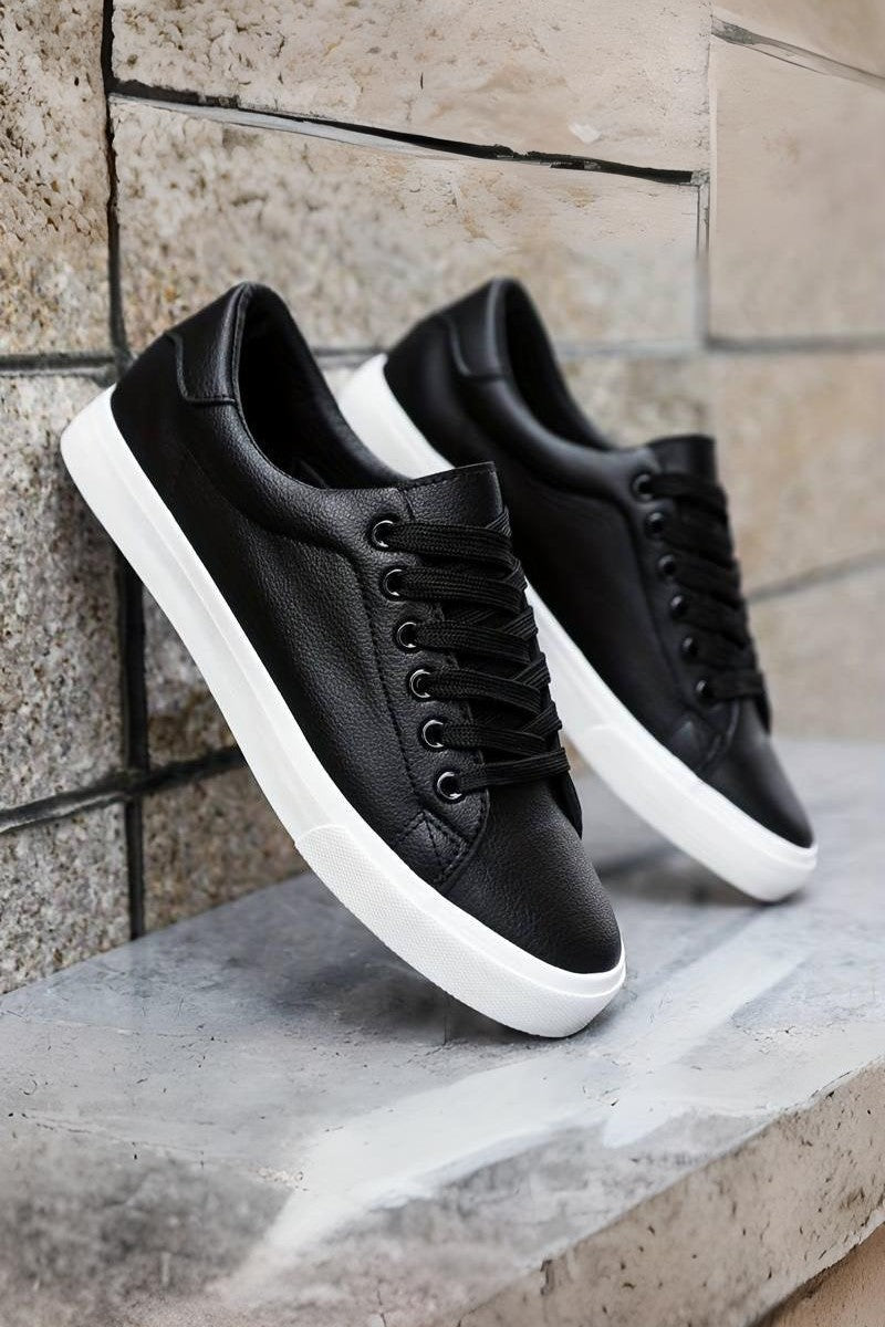 Białe niskie sneakersy ze skóry ekologicznej - Czarny