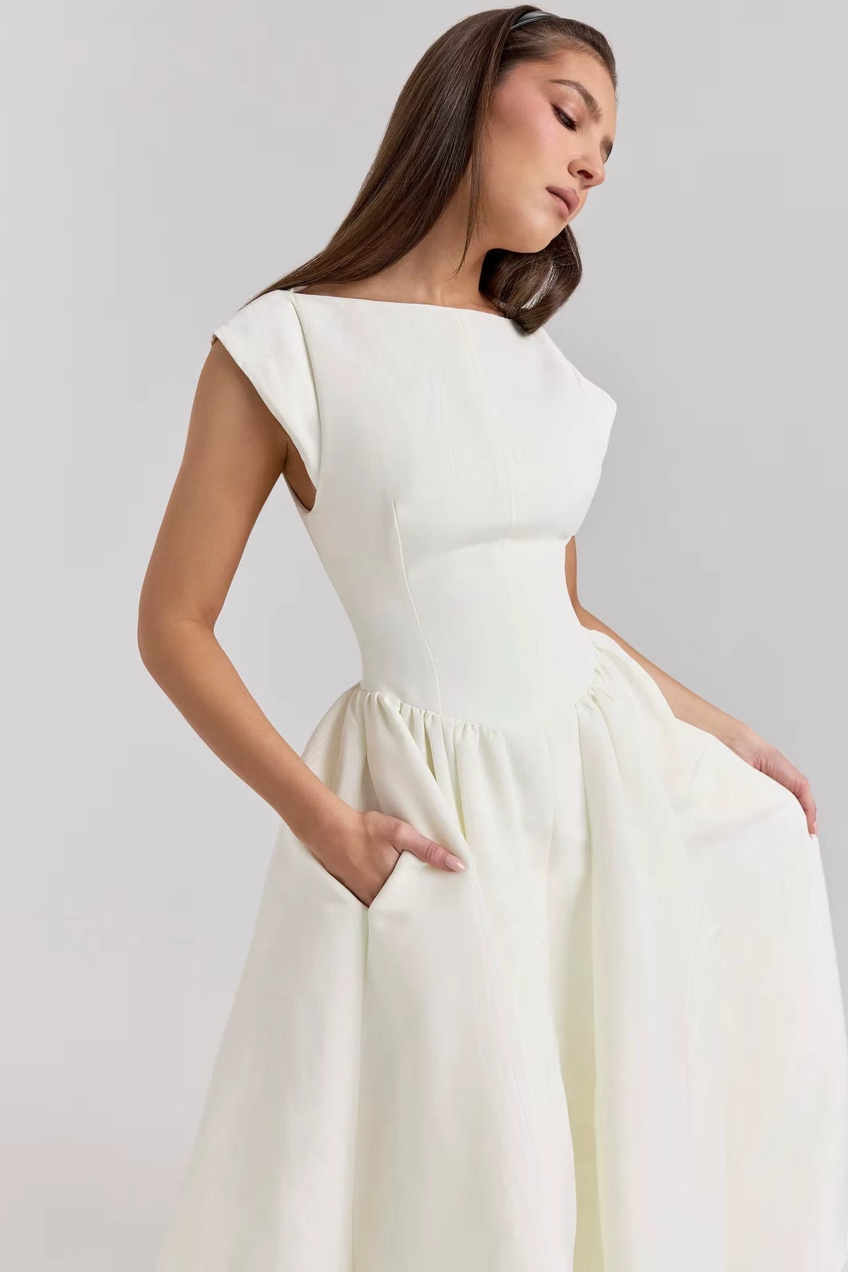 Elegancka sukienka midi o dopasowanym kroju z krótkim rękawem