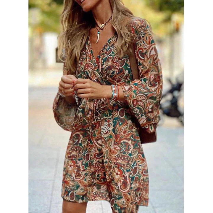 Krótka sukienka boho o luźnym kroju z długimi rękawami