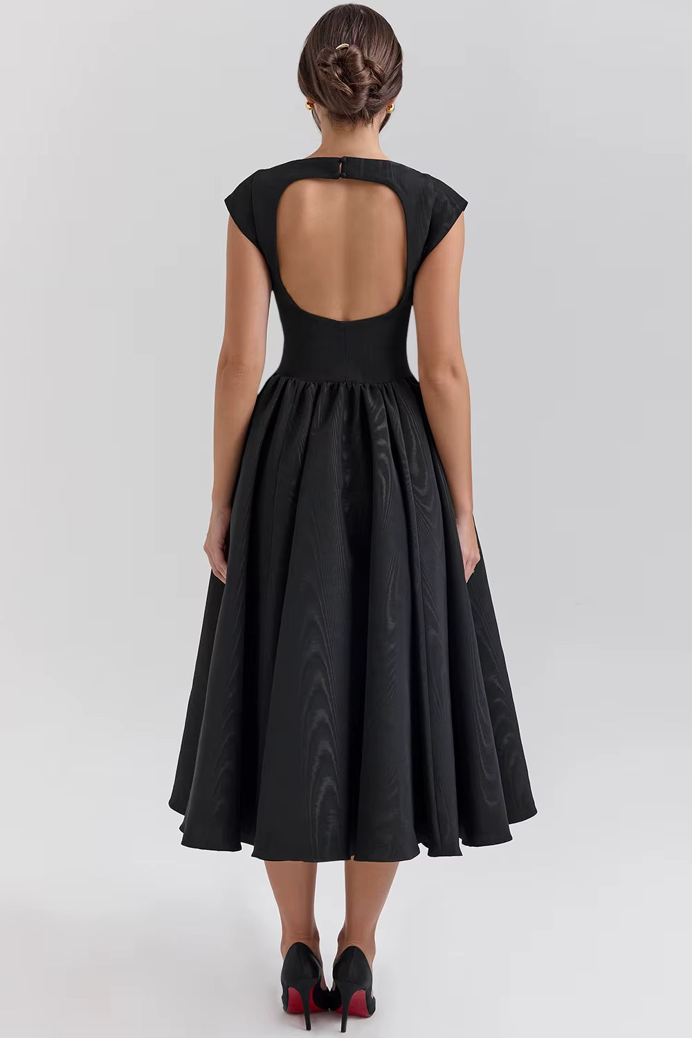 Elegancka sukienka midi o dopasowanym kroju z krótkim rękawem