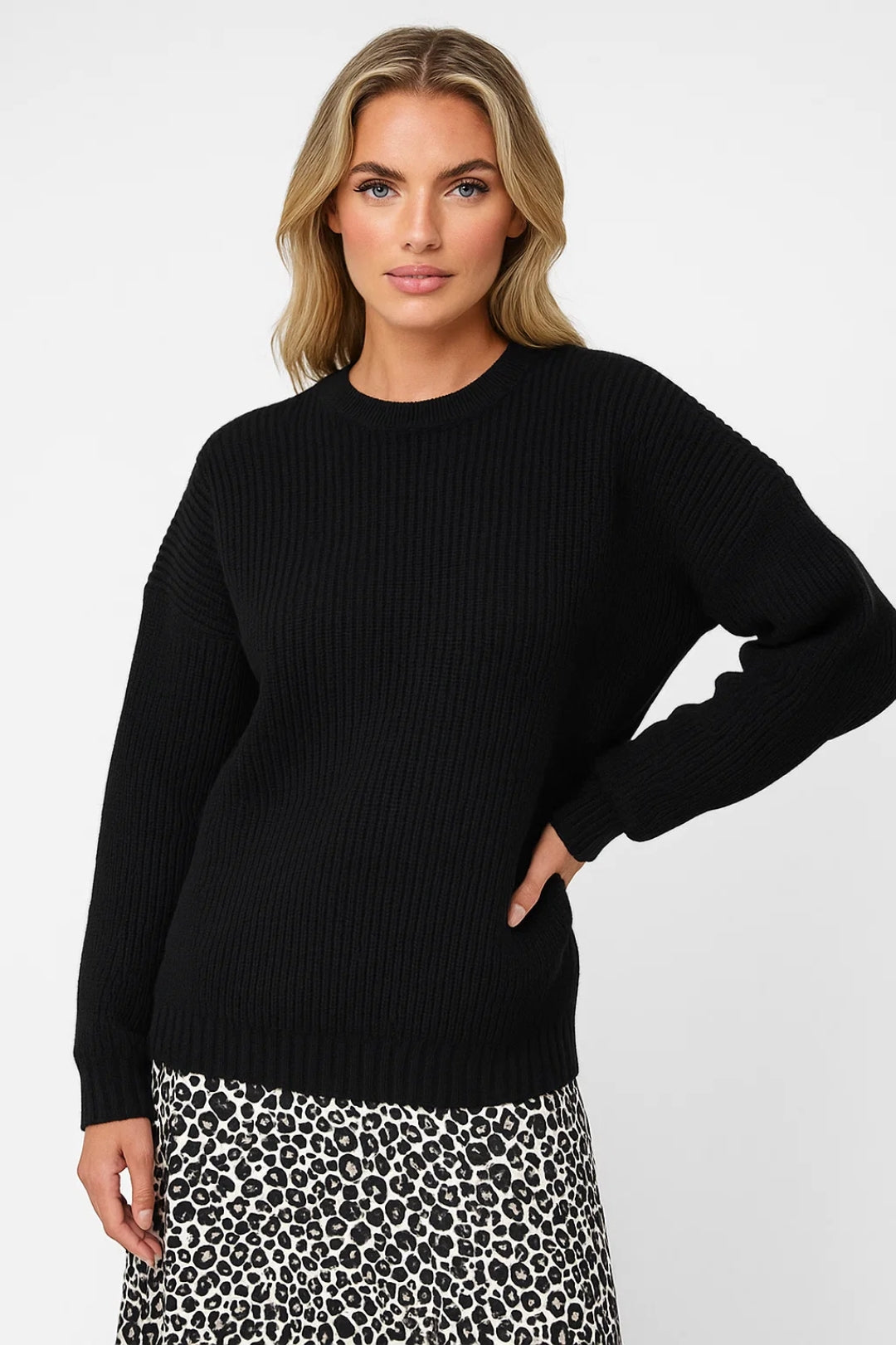 Damski sweter oversize z dzianiny, z okrągłym dekoltem - Czarny