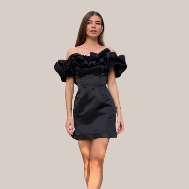 Elegancka sukienka koktajlowa z falbanami, bez ramiączek